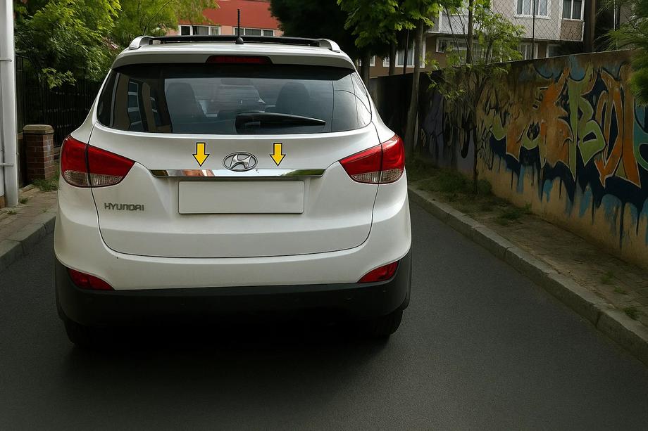 Hyundai IX-35 2010-2015 Baguette chromée au-dessus de la plaque d'immatriculation (large) Acier Inox Poli Photo 4