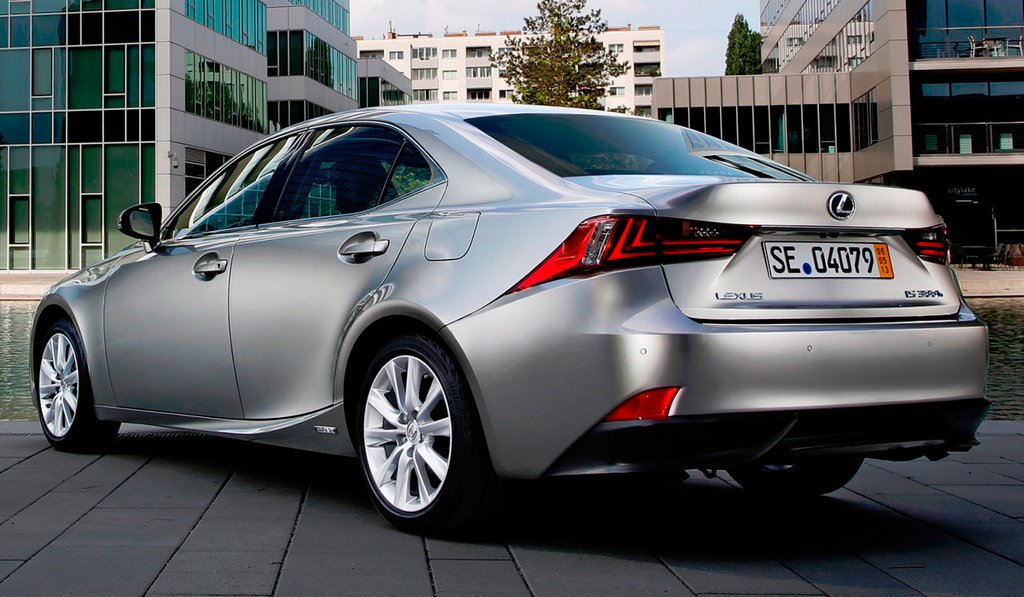 Mis à jour berline Lexus IS