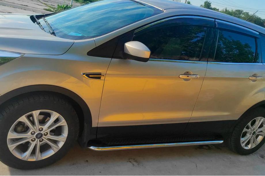 Ford Kuga/Escape 2013-2019 Marchepieds Latéraux Maydos V2 (2 pcs, Aluminium + Inox) Avec baguette noire sur les portes Photo 9