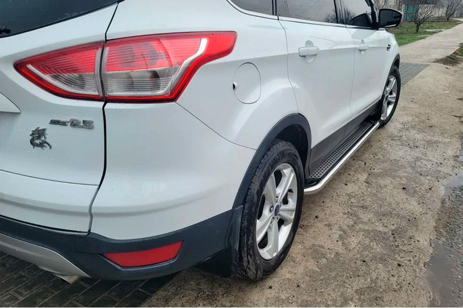 Ford Kuga/Escape 2013-2019 Marchepieds Latéraux Maydos V2 (2 pcs, Aluminium + Inox) Avec baguette noire sur les portes Photo 2