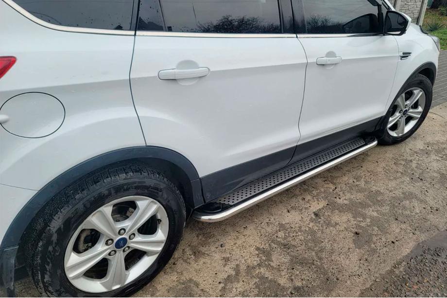 Ford Kuga/Escape 2013-2019 Marchepieds Latéraux Maydos V2 (2 pcs, Aluminium + Inox) Avec baguette noire sur les portes Photo 1