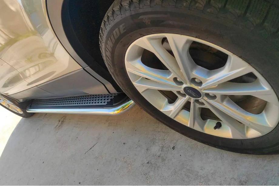 Ford Kuga/Escape 2013-2019 Marchepieds Latéraux Maydos V2 (2 pcs, Aluminium + Inox) Avec baguette noire sur les portes Photo 8