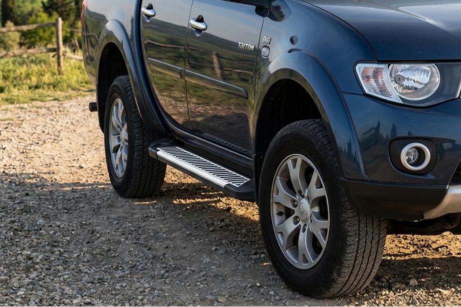 Mitsubishi L200 2015-2024 Marchepieds Latéraux Line (2 pcs, Aluminium) Image