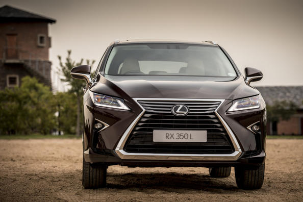 Présentation allongée du modèle crossover Lexus RX 350L