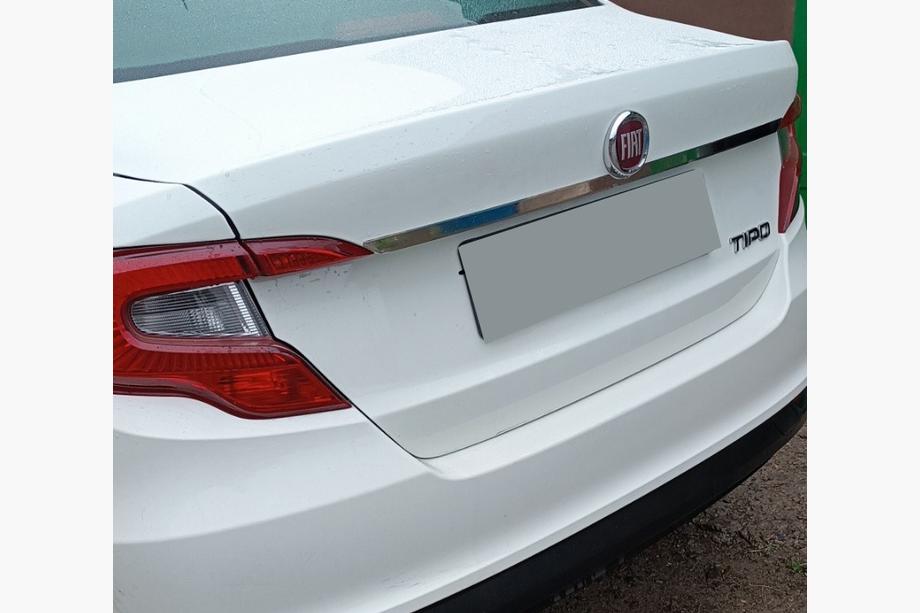Fiat Tipo 2016- Baguette chromée au-dessus de la plaque d'immatriculation (inox) Hayon (Chrome) Image