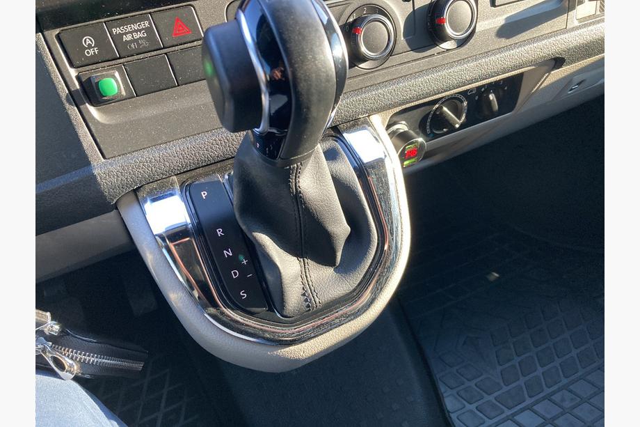 Volkswagen T6 2015-2024 Encadrement pommeau de levier de vitesse inox Image