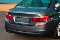 BMW 5 Series F10/F11 2010–2016 Baguette SD en inox au-dessus de la plaque d'immatriculation photo 2