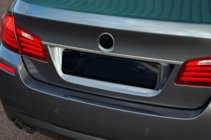 BMW 5 Series F10/F11 2010–2016 Baguette SD en inox au-dessus de la plaque d'immatriculation photo 5
