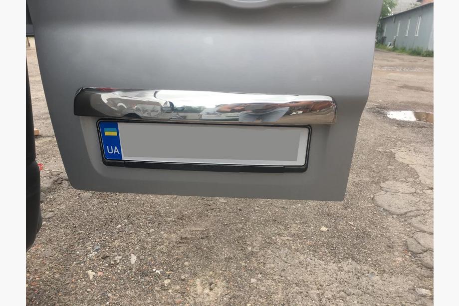 Nissan NV300/Primastar 2016- Baguette inox au-dessus de la plaque d'immatriculation OmsaLine - Inox Italien Image