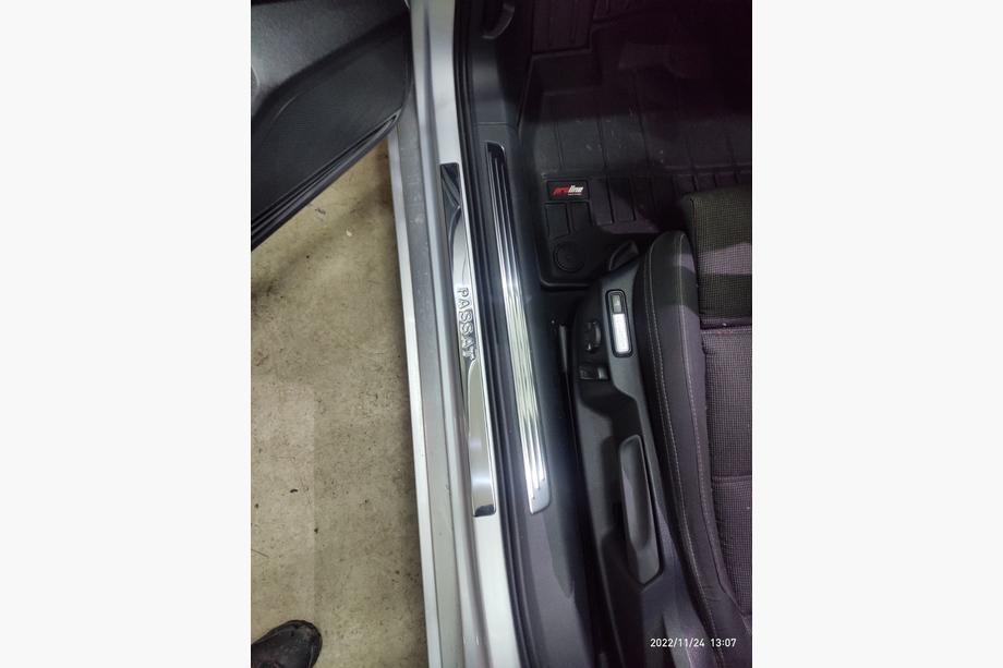 Volkswagen Passat B8 2015-2023 Seuils de porte intérieurs inox OmsaLine (4 pcs) Photo 4