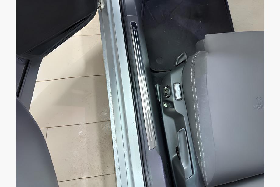 Volkswagen Passat B8 2015-2023 Seuils de porte intérieurs inox OmsaLine (4 pcs) Photo 1