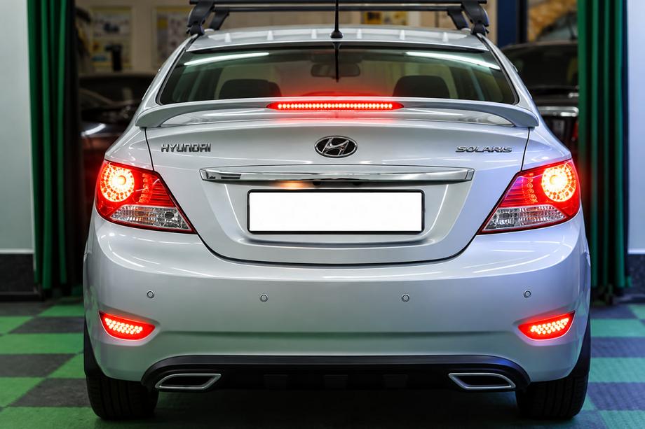 Hyundai Accent 2011-2017 Aileron Niken V2 (apprêté pour peinture) Image