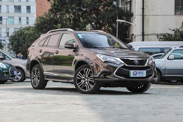 Hybride sept places crossover BYD Tang 100
