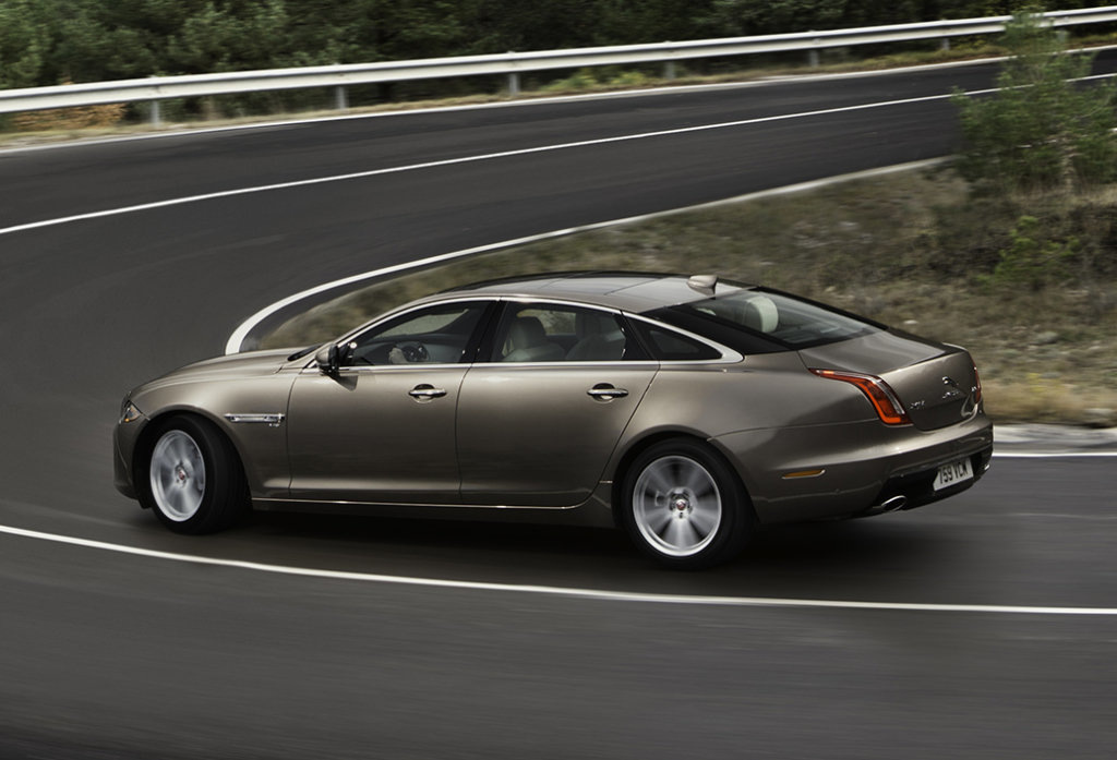 Revue phare de la berline Jaguar XJ