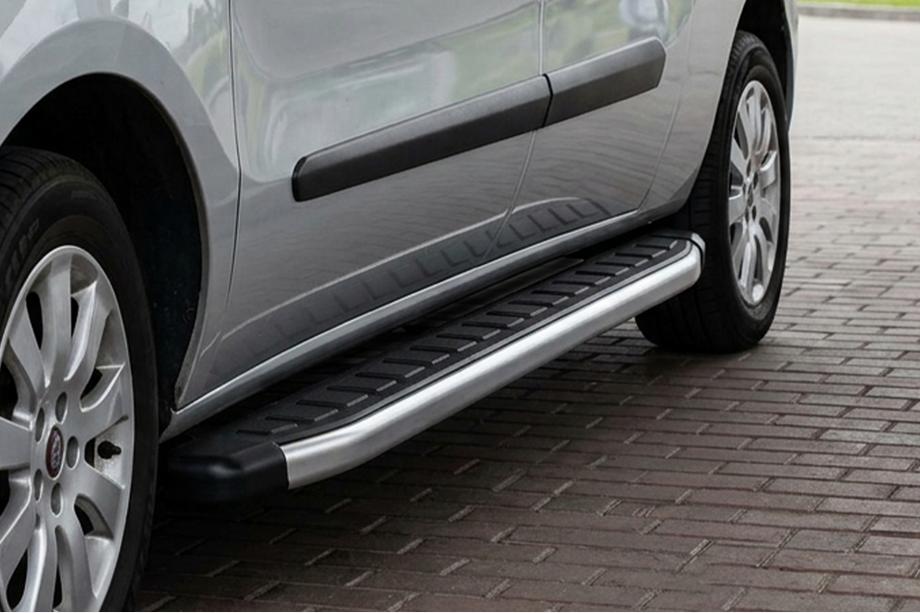 Fiat Doblo II 2010-2022 Marchepieds Latéraux Fullmond (2 pcs, Aluminium) Image