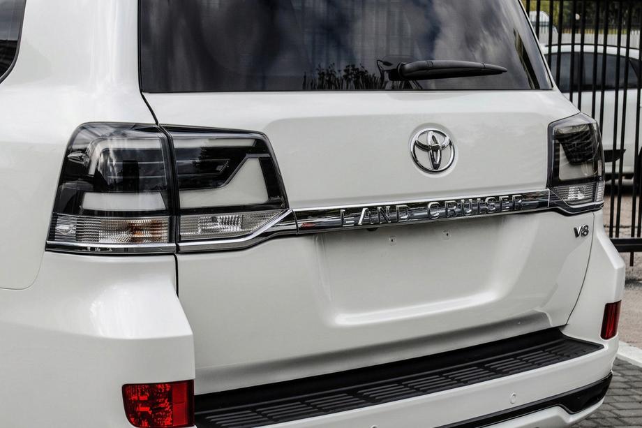 Toyota Land Cruiser 200 2007-2021 Feux Arrière 2016+ (Executive Black) Image