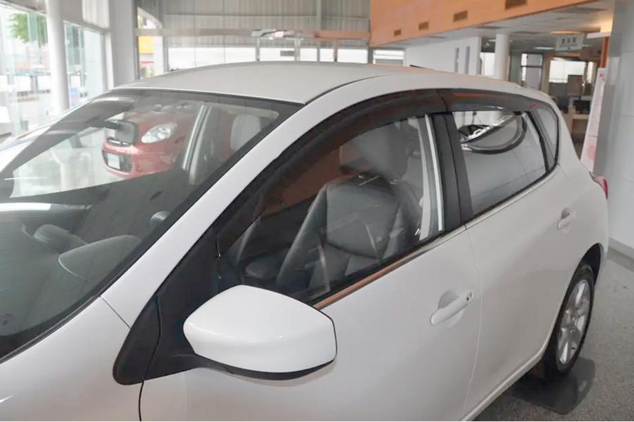 Nissan Tiida 2011-2014 Déflecteurs de Vitres HB (4 pcs, HIC) Image