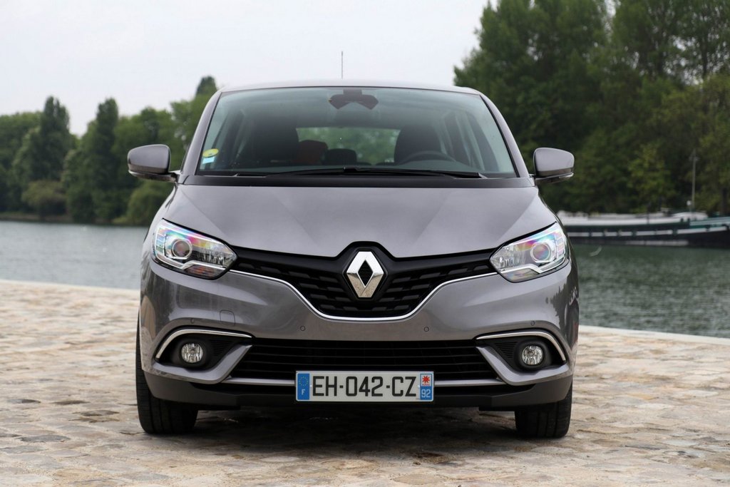 La quatrième génération de la compacte mini-fourgonnette Renault Scenic