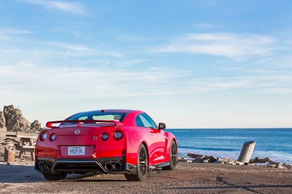 Coupé sport à traction intégrale Nissan GT-R Photo 2