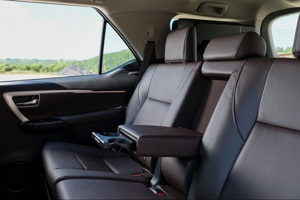 Examen de la jeep sept places matériel suv Toyota Fortuner Photo 8