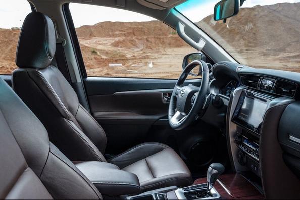 Examen de la jeep sept places matériel suv Toyota Fortuner Photo 7