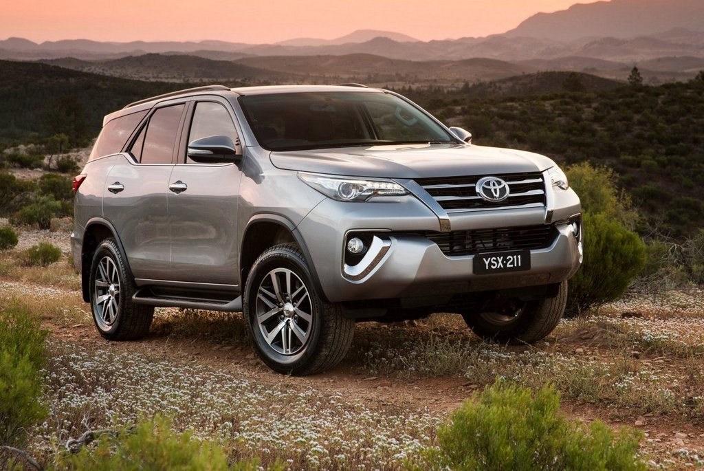 Examen de la jeep sept places matériel suv Toyota Fortuner