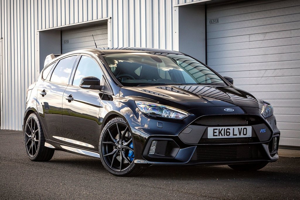 Présentation chargée de la version de la berline Ford Focus RS
