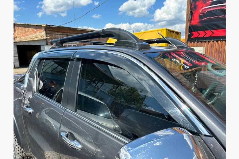 Toyota Hilux 2015- Déflecteurs de vitres avec moulure chromée (4 pcs, Niken) Image