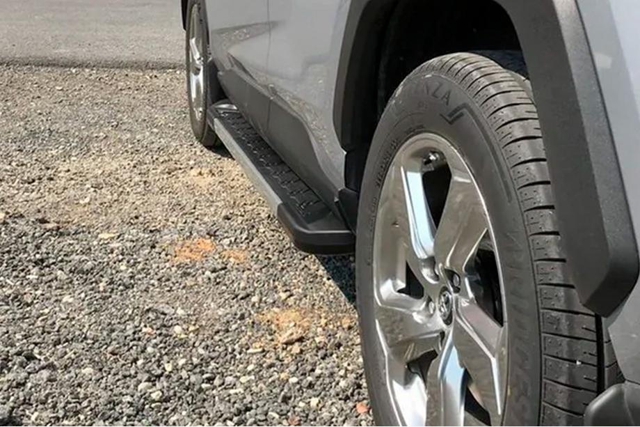 Toyota Rav 4 2019–2025 Marchepieds Latéraux RedLine V1 (2 pcs, Aluminium) Image