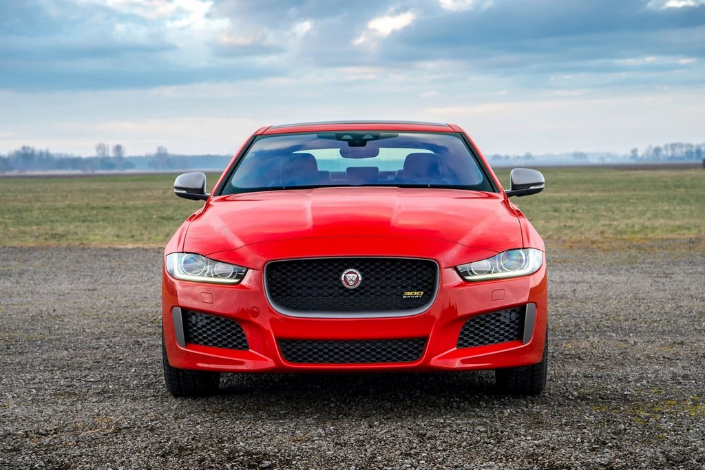 L’examen de la qualité de première berline Jaguar XE
