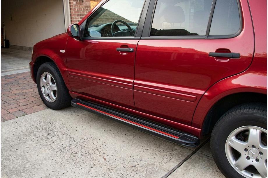 Mercedes ML W163 1997-2005 Marchepieds Latéraux Maya Red (2 pcs, Aluminium) Image