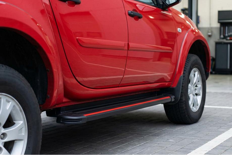 Mitsubishi L200 2006-2015 Marchepieds Latéraux Maya Red (2 pcs, Aluminium) Image