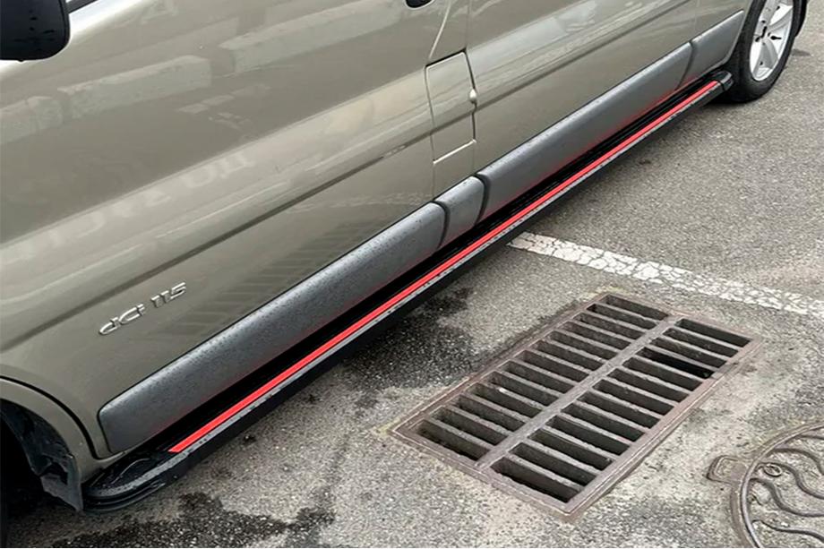 Renault Trafic 2015- Marchepieds Latéraux Maya Red-Black (2 pcs, Aluminium) Empattement Court Photo 3
