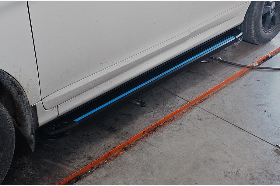 Volvo XC60 2009-2017 Marchepieds Latéraux Maya Blue (2 pcs, Aluminium) Image