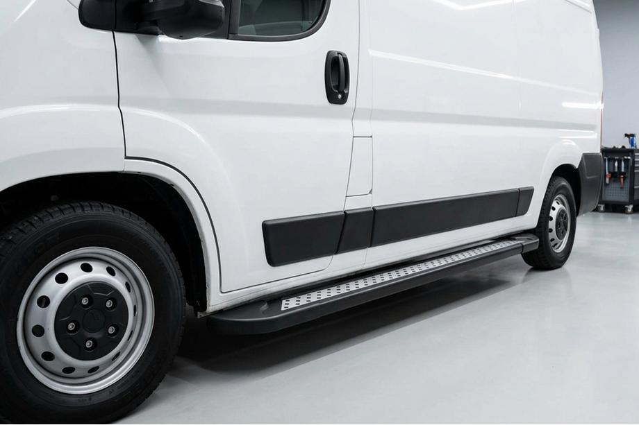 Fiat Ducato 2006-2025 Marchepieds Latéraux New Vision Black (2 pcs, Aluminium) Empattement Court Image