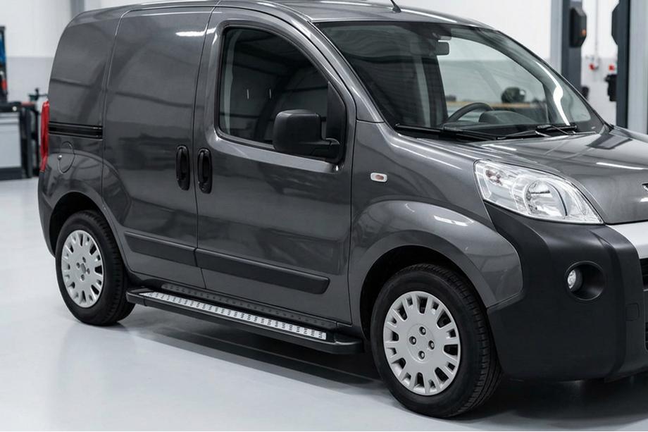 Fiat Fiorino/Qubo 2008-2024 Marchepieds Latéraux New Vision Black (2 pcs, Aluminium) Image