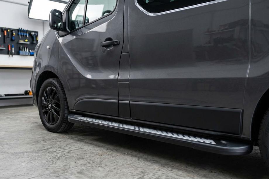 Opel Vivaro 2015-2019 Marchepieds Latéraux New Vision Black (2 pcs, Aluminium) Empattement Court Image