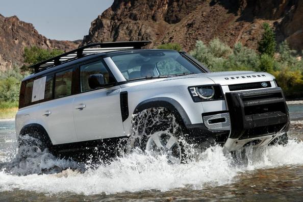 La prime à cinq portes suv Land Rover Defender 110