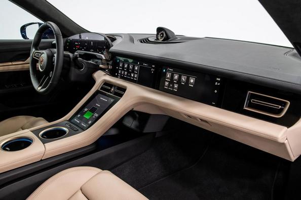 Électrique à quatre roues motrices berline sport de Porsche Taycan Photo 10