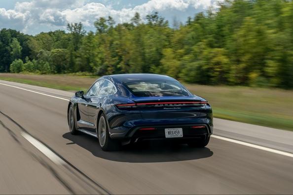 Électrique à quatre roues motrices berline sport de Porsche Taycan Photo 3