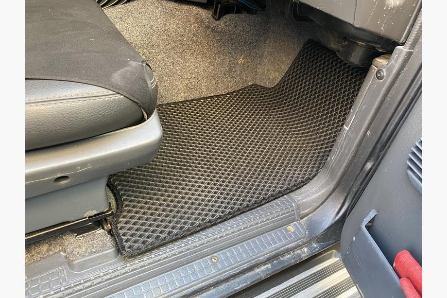 Nissan Patrol Y60 1988–1997 Tapis de sol EVA (noirs) Long, 5 pièces (avant et arrière) Photo 4