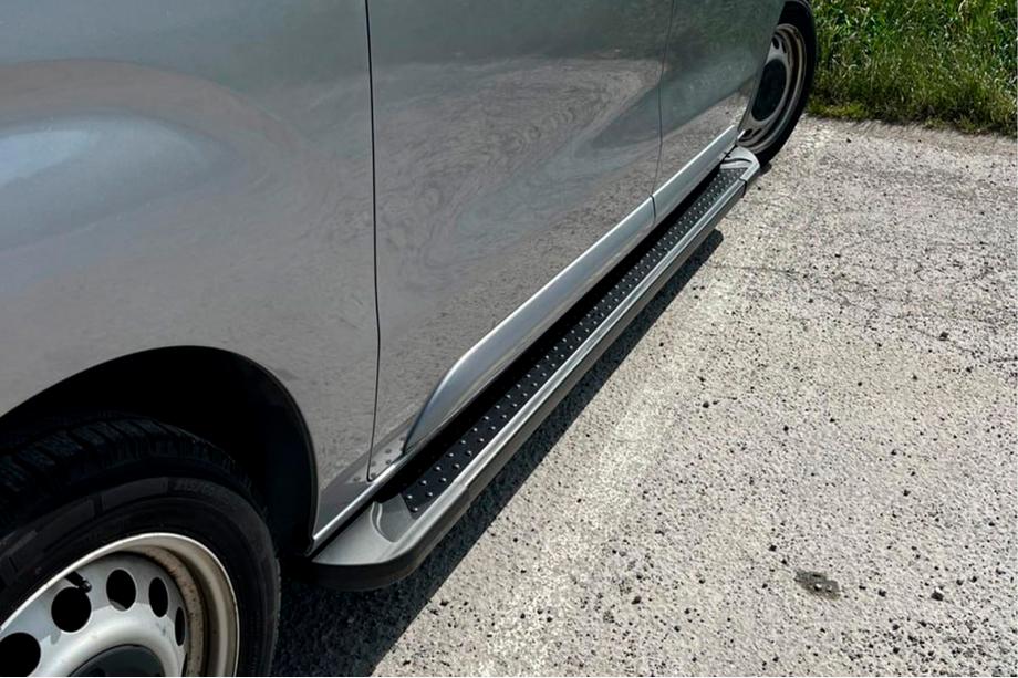 Opel Vivaro 2019- Marchepieds Latéraux Allmond Black (2 pcs, Aluminium) M – Empattement Moyen Image