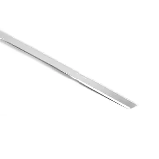 Baguette chromée au-dessus de la plaque d'immatriculation (Sedan, inox) photo 3