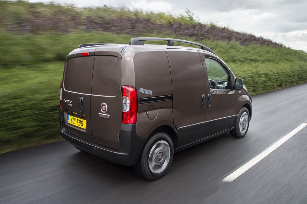 Examen de la micro-fourgonnette Fiat Fiorino Cargo rafraîchie