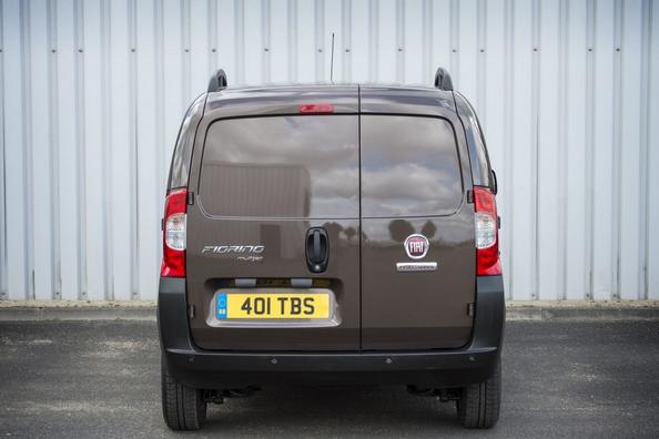 Examen de la micro-fourgonnette Fiat Fiorino Cargo rafraîchie Photo 9
