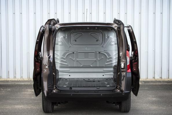 Examen de la micro-fourgonnette Fiat Fiorino Cargo rafraîchie Photo 8