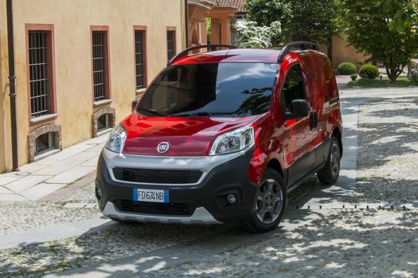 Examen de la micro-fourgonnette Fiat Fiorino Cargo rafraîchie Photo 4