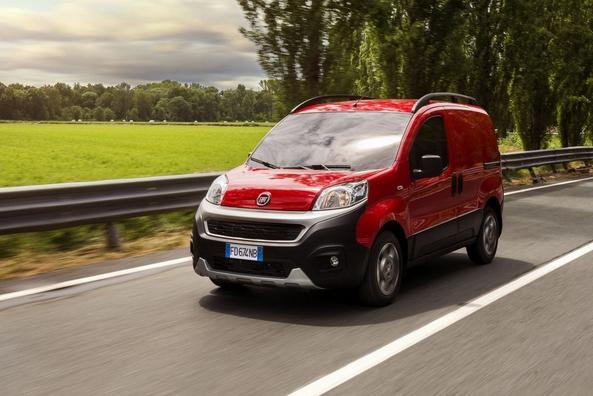 Examen de la micro-fourgonnette Fiat Fiorino Cargo rafraîchie Photo 5
