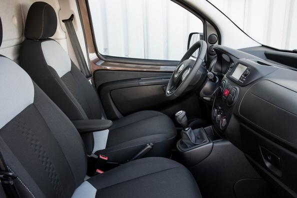 Examen de la micro-fourgonnette Fiat Fiorino Cargo rafraîchie Photo 7