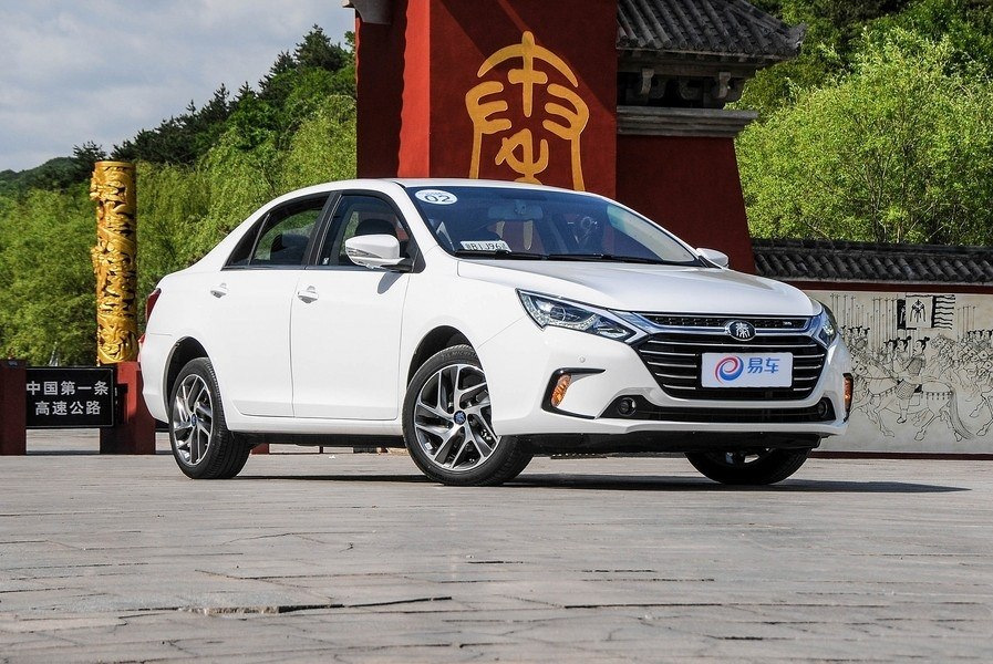 Présentation de l’hybride de la berline BYD Qin 100